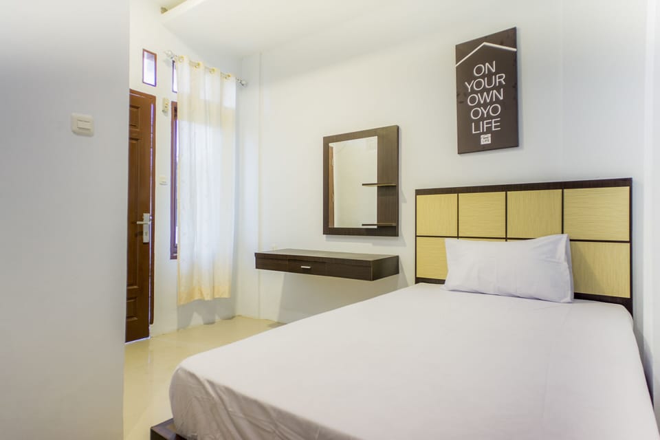 Desk, laptop workspace, WiFi (free), bed sheets