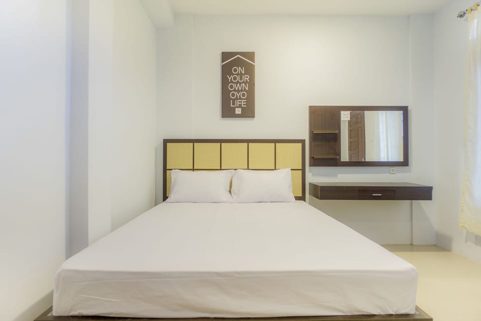Desk, laptop workspace, WiFi (free), bed sheets