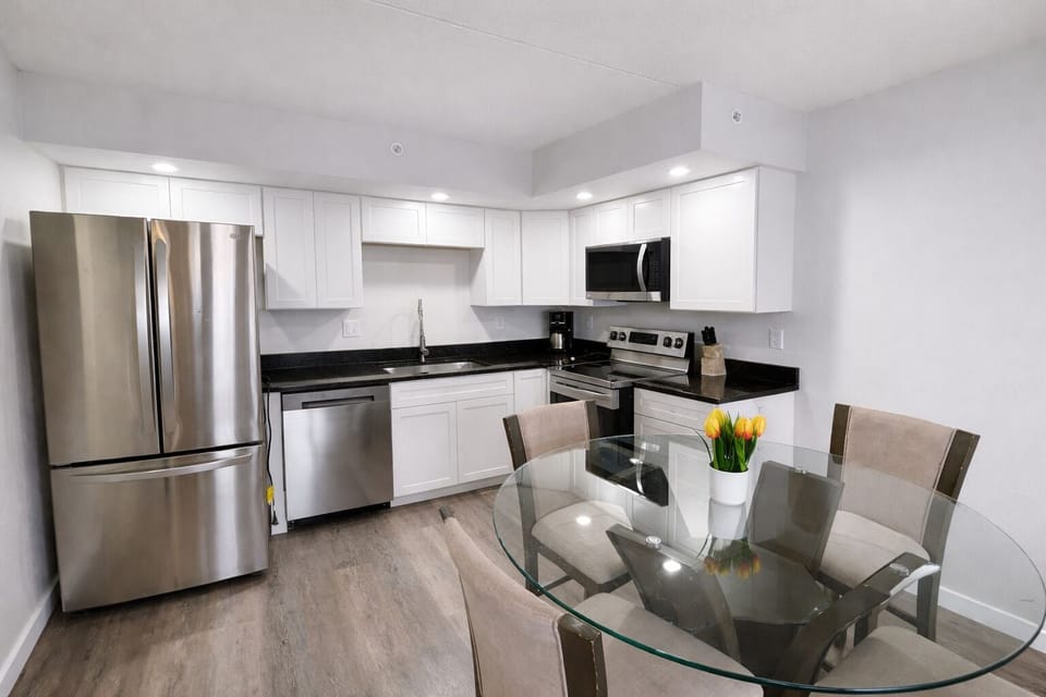 Premier Condo, 1 Bedroom, Kitchen, Resort View | Individually decorated, individually furnished, blackout drapes