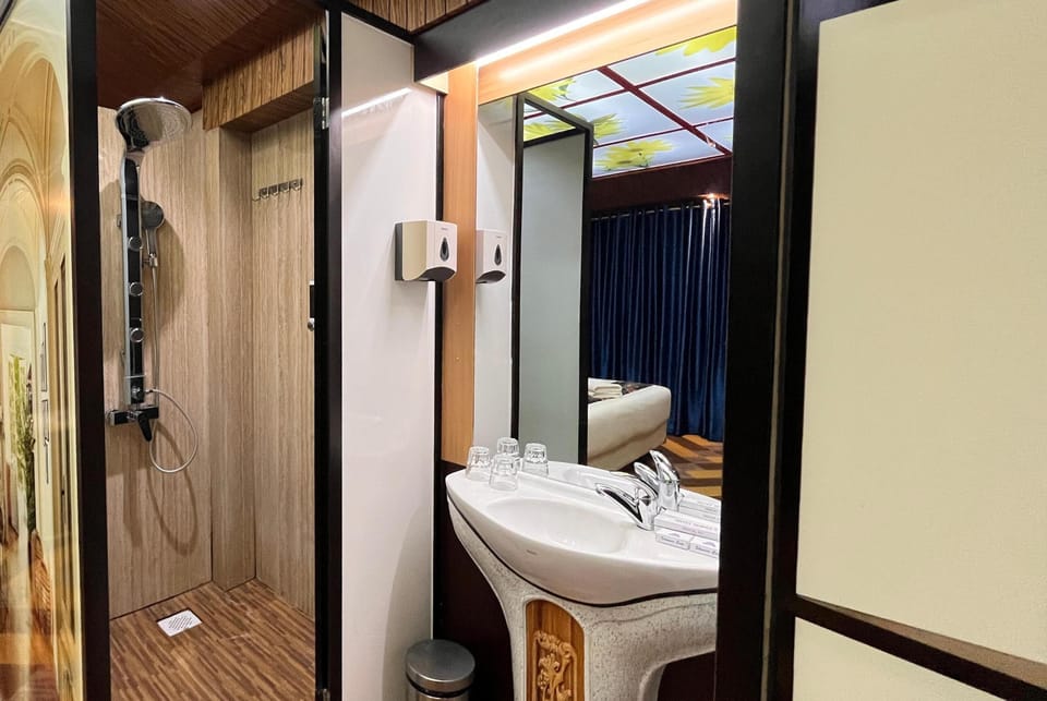 Deluxe Double Room | Bathroom shower