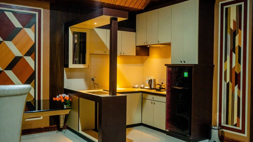 Executive Suite | Private kitchenette | Coffee/tea maker, fridge, electric kettle