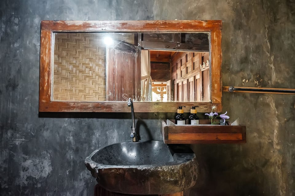 Deluxe Double Room | Bathroom | Free toiletries, bidet, towels, soap