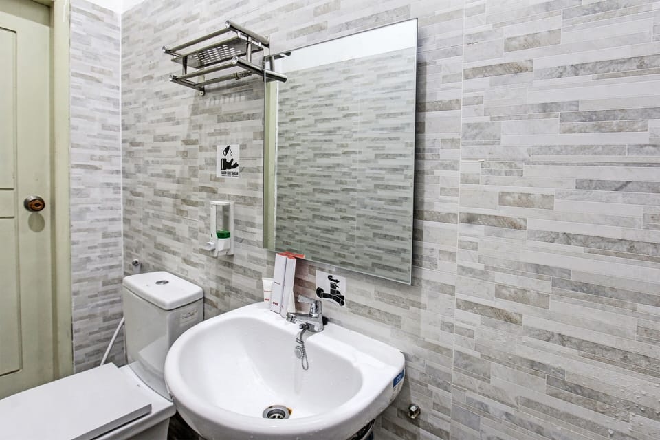 Deluxe Twin Room | Bathroom | Shower, towels