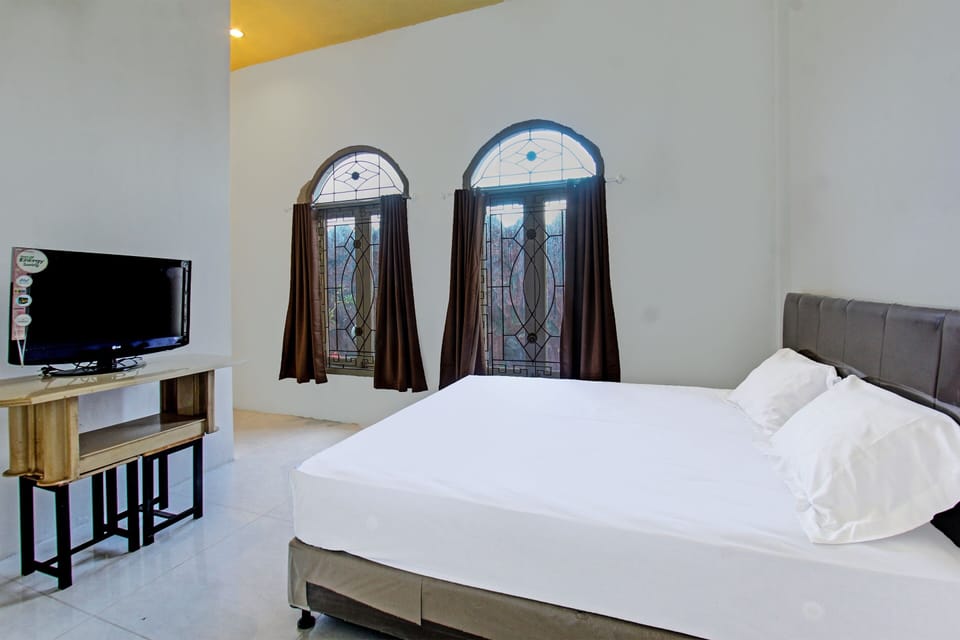 Deluxe Double Room | Laptop workspace, WiFi (free), bed sheets