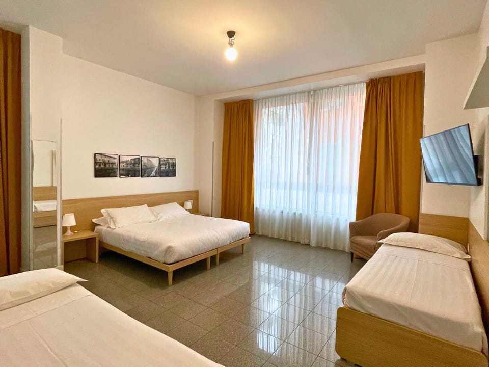 Family Suite | 1 bedroom, minibar, in-room safe, laptop workspace