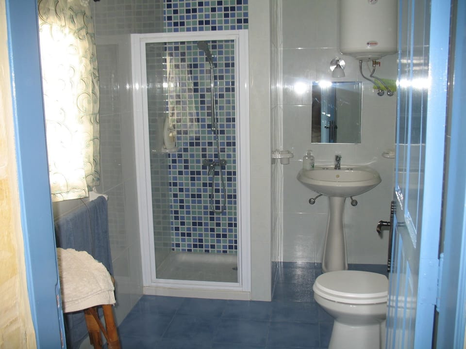 Comfort Bungalow, Ensuite, Pool View (Room n° 4) | Bathroom | Free toiletries, hair dryer, towels