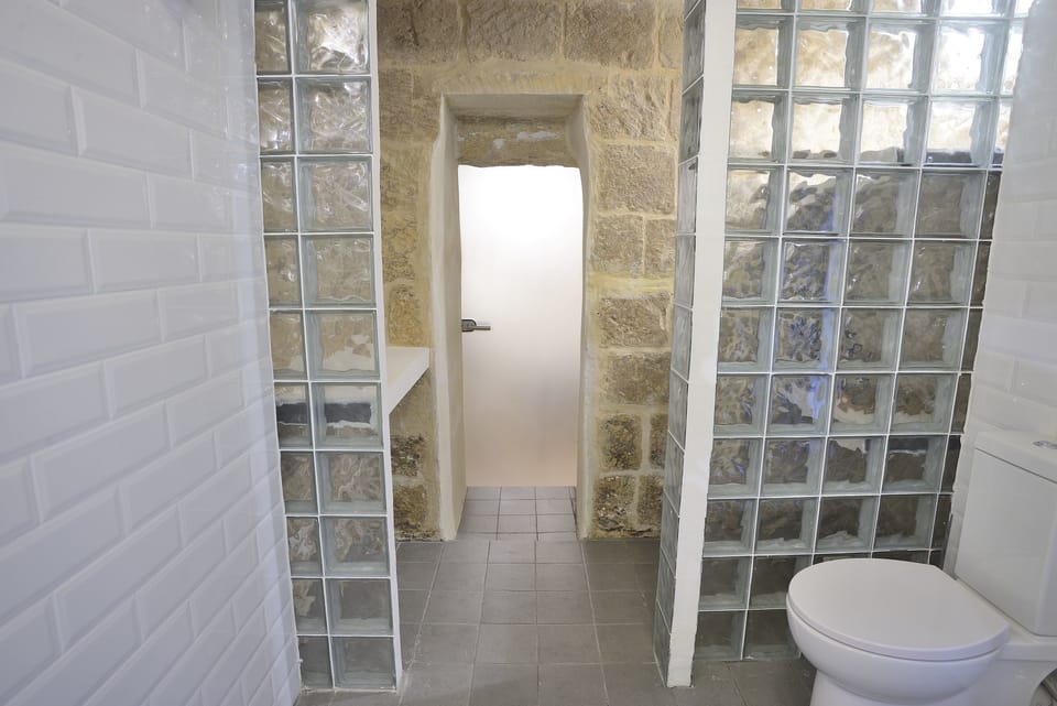 Junior Double Room, 1 King Bed, Ensuite, Courtyard Area | Bathroom | Free toiletries, hair dryer, towels