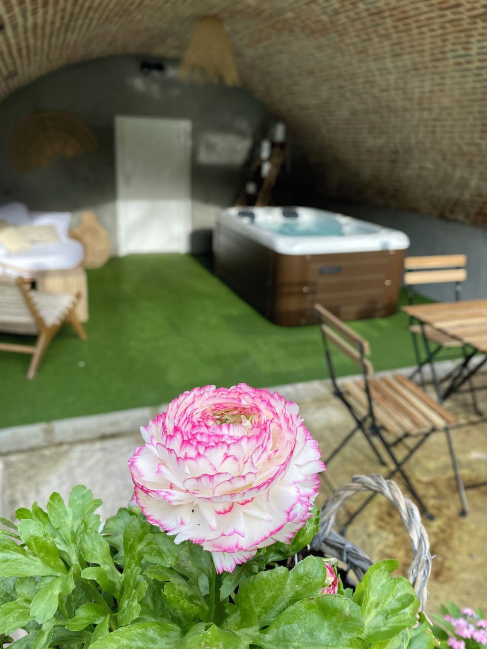 Outdoor spa tub