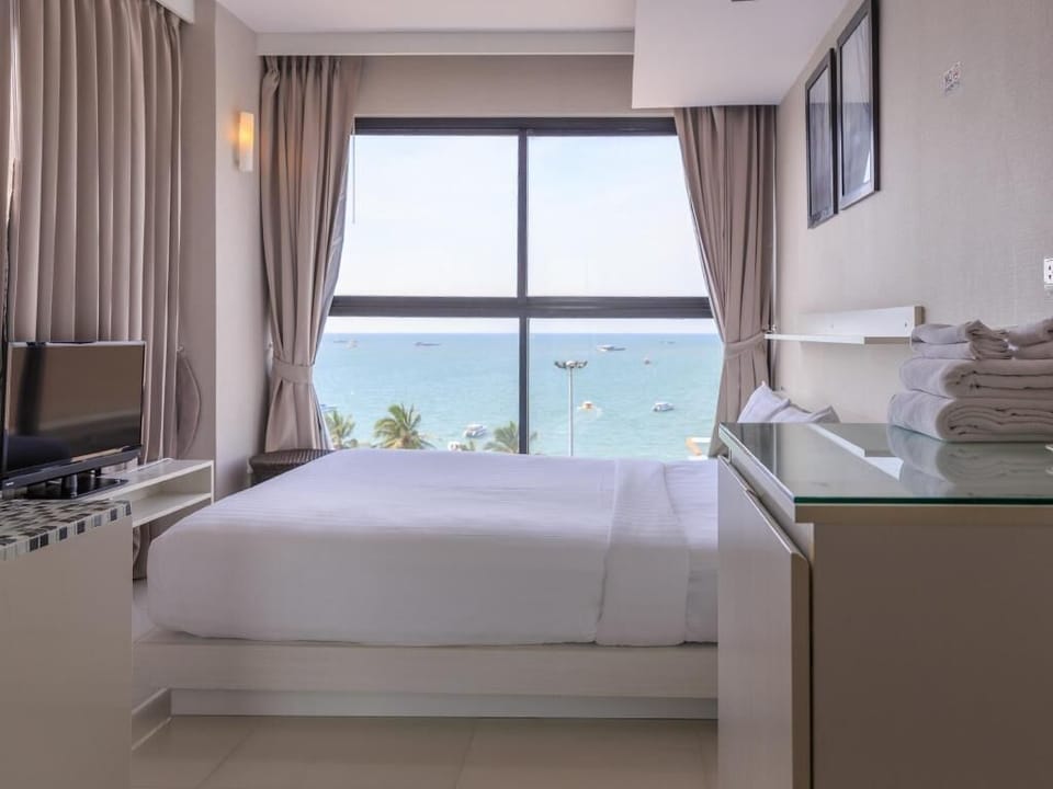 Standard Room, Sea View | In-room safe, desk, free WiFi