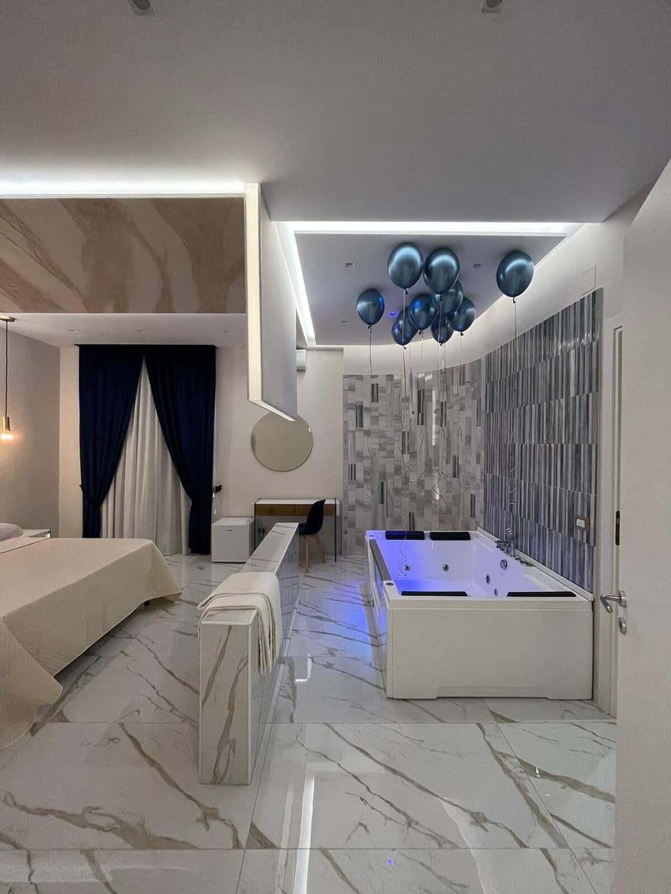 Junior Suite | 1 bedroom, in-room safe, desk, laptop workspace
