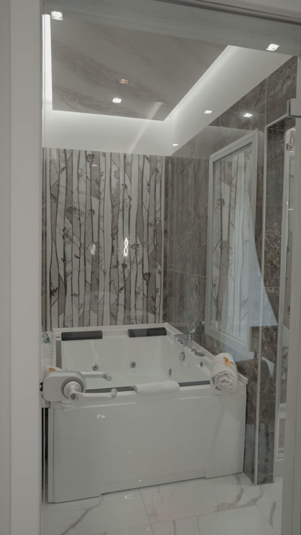 Junior Suite | 1 bedroom, in-room safe, desk, laptop workspace