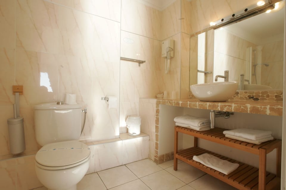 Superior Room, Balcony | Bathroom | Free toiletries, hair dryer, towels