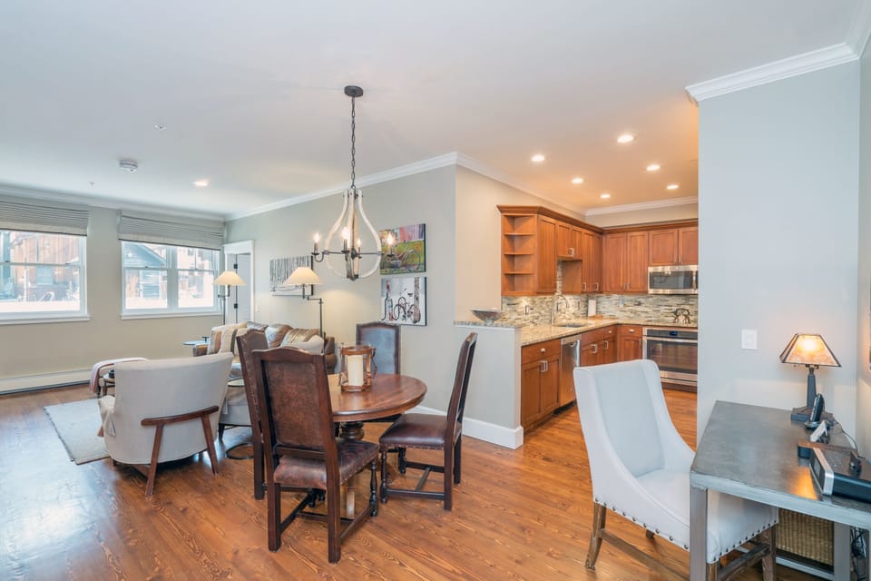 Condo, 2 Bedrooms | Dining