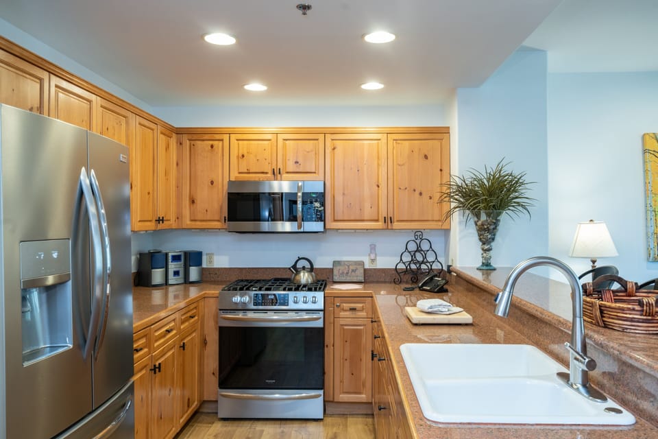 Condo, 1 Bedroom | Private kitchen | Coffee/tea maker, fridge, oven