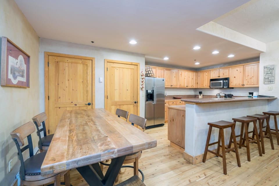 Condo, 2 Bedrooms | Dining