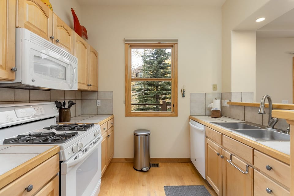 Townhome, 3 Bedrooms | Private kitchen | Fridge, oven, coffee/tea maker, toaster