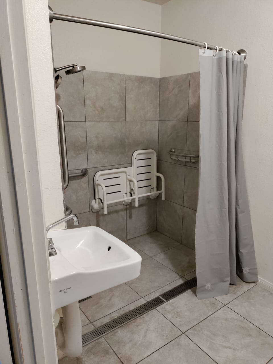 Basic Studio | Bathroom | Combined shower/tub, rainfall showerhead, free toiletries, towels