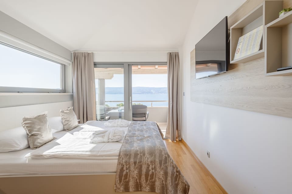 Comfort Double or Twin Room | Desk, laptop workspace, free WiFi, bed sheets