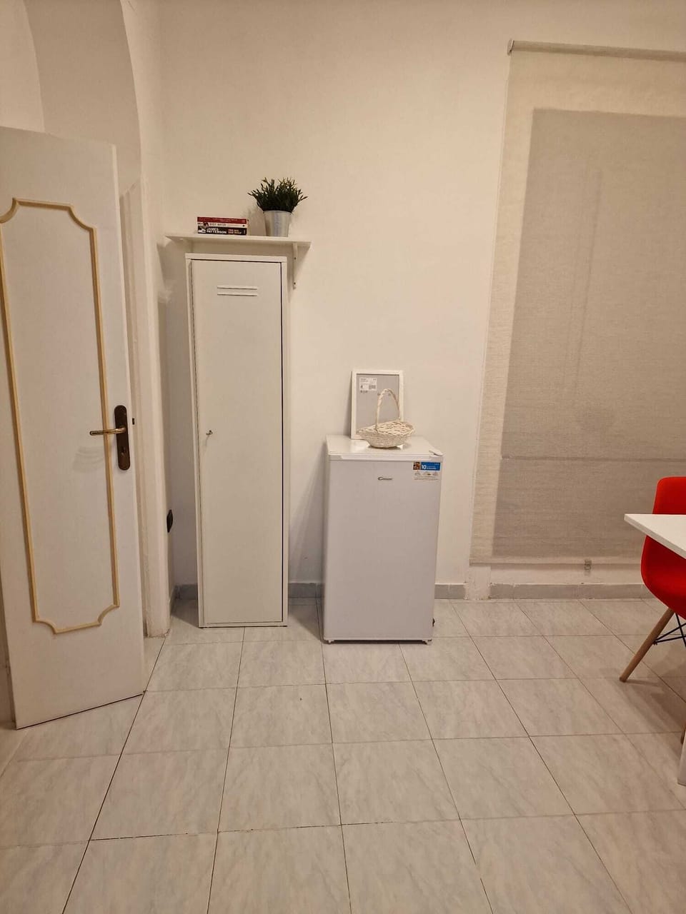House | Living area | 30-inch flat-screen TV with cable channels