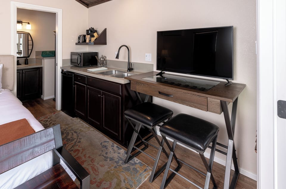 Chalet | Private kitchenette | Fridge, microwave, stovetop, coffee/tea maker