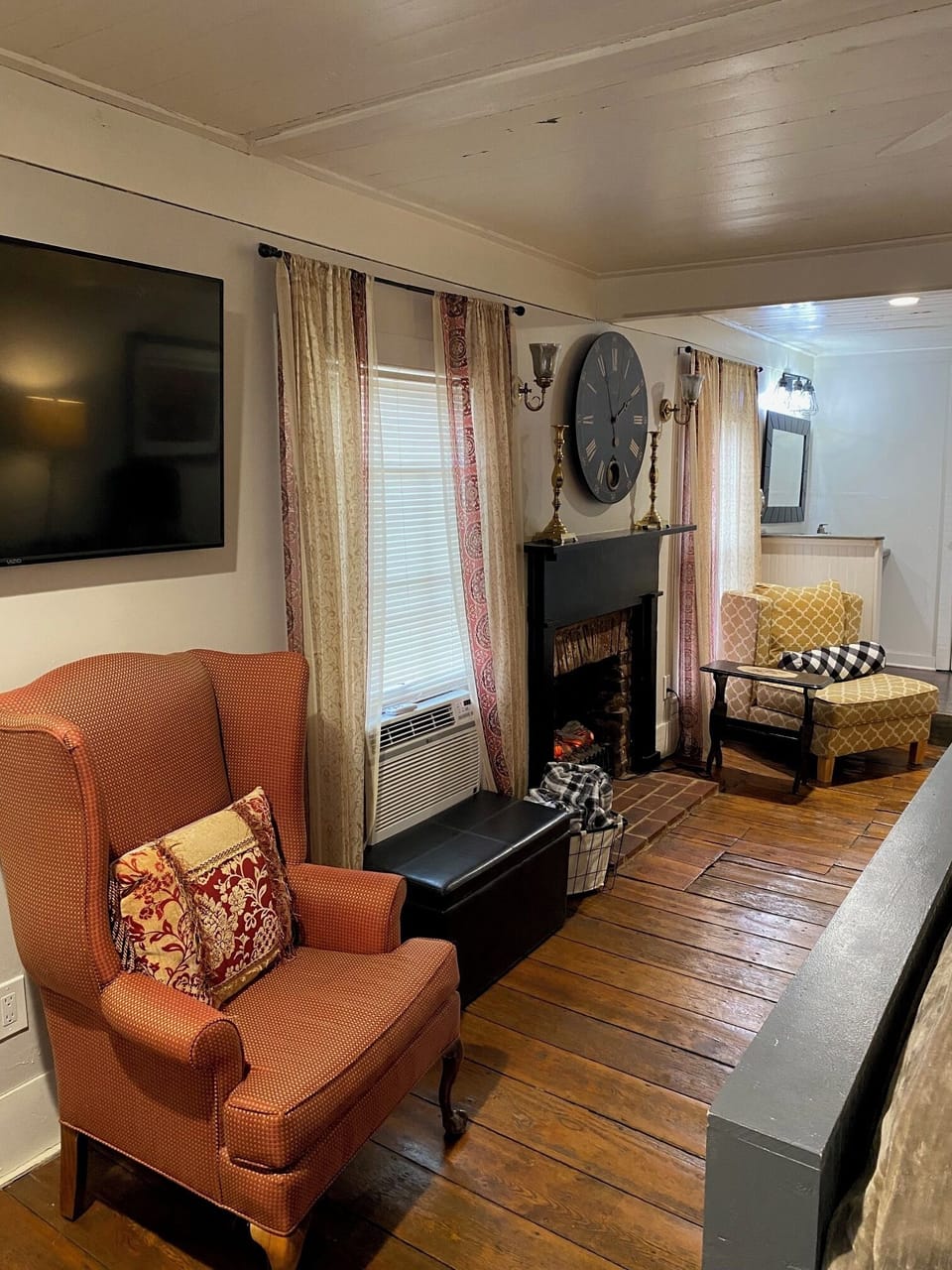Mason Room | Iron/ironing board, WiFi (free), individually decorated