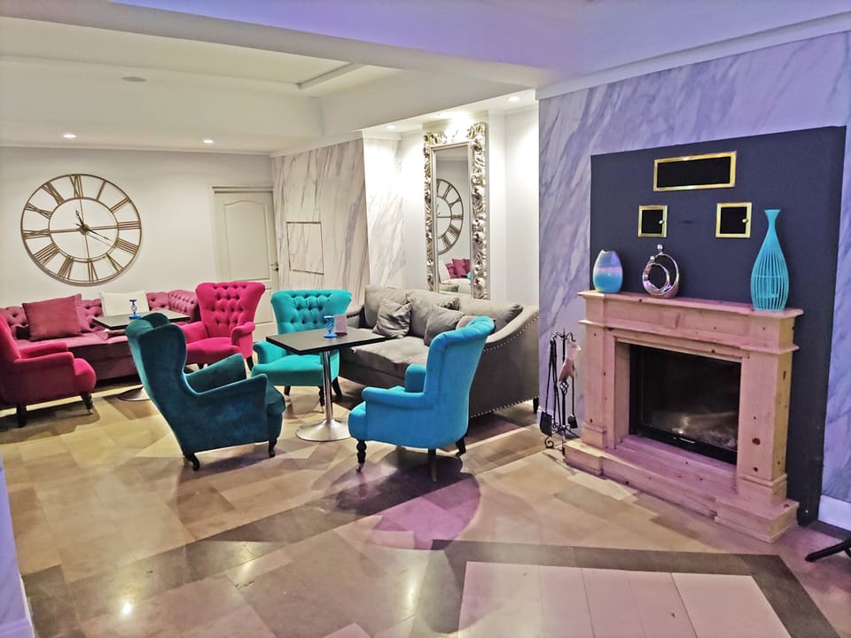 Lobby lounge
