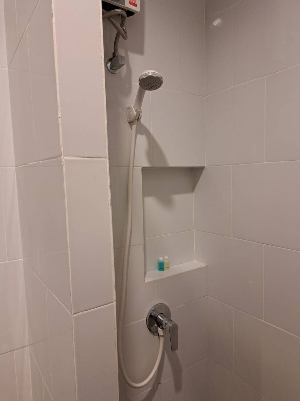 Basic Deluxe Double Room | Bathroom | Free toiletries, soap, shampoo, toilet paper
