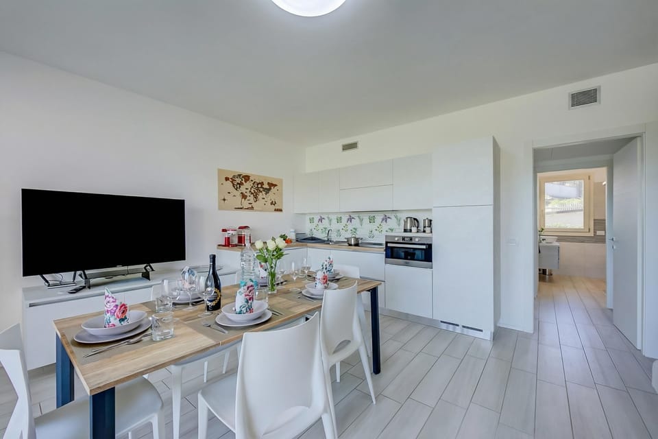 Family Apartment, 1 Bedroom, Microwave (Una Meta Tra Gli Ulivi - Pool and) | Dining