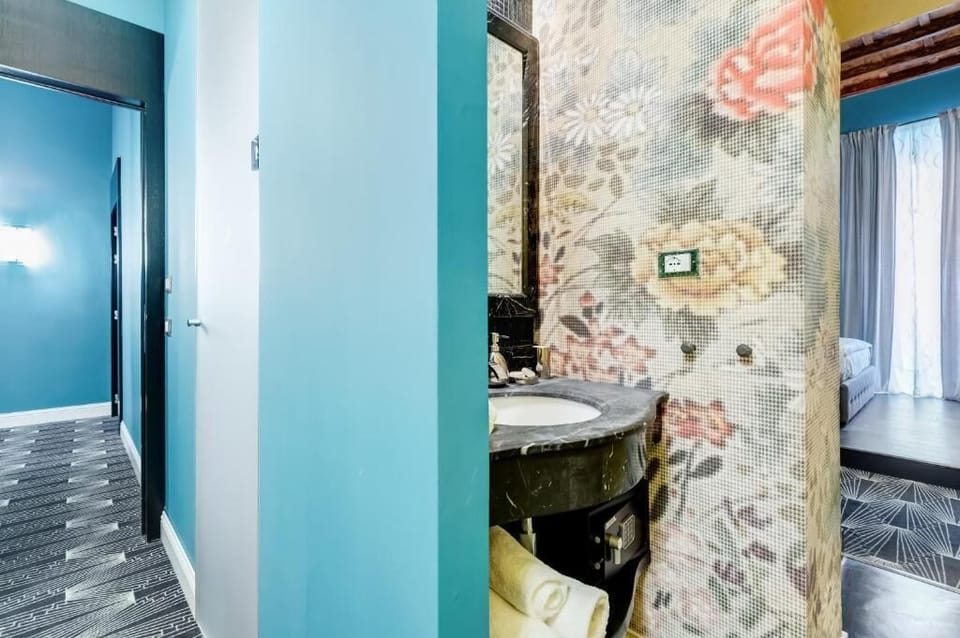 Comfort Double or Twin Room | Bathroom | Free toiletries, towels