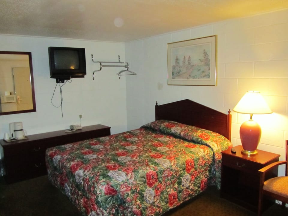 Queen Room, Non-Smoking | Desk, free WiFi, bed sheets