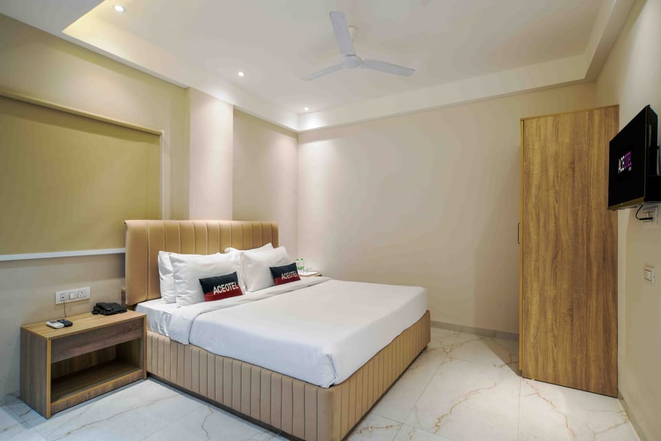 Deluxe Room | 1 bedroom, laptop workspace, soundproofing, iron/ironing board
