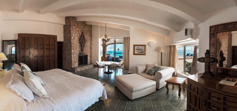 Deluxe King Room, Ocean View, Poolside | Iron/ironing board, free WiFi, bed sheets