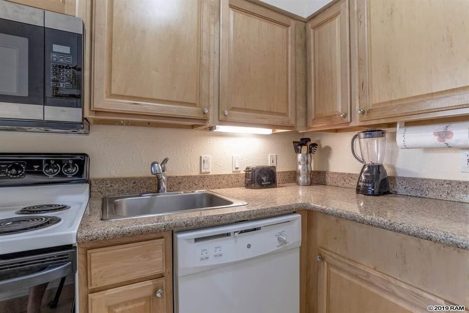 Classic Condo, 1 King Bed with Sofa bed | Private kitchen | Full-size fridge, microwave, oven, stovetop
