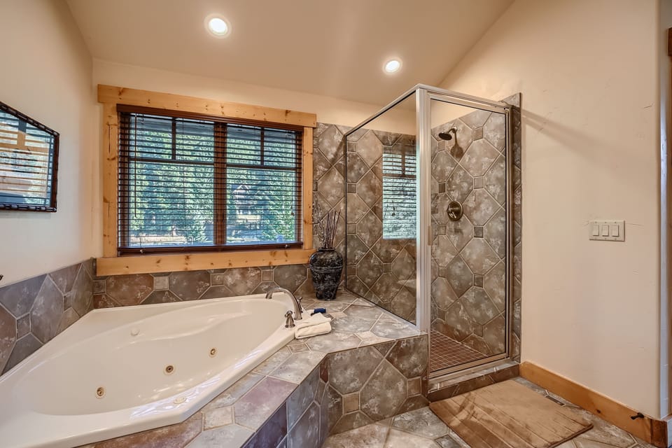 Peaks Paradise 4 Bedroom Home by RedAwning House in Blue River