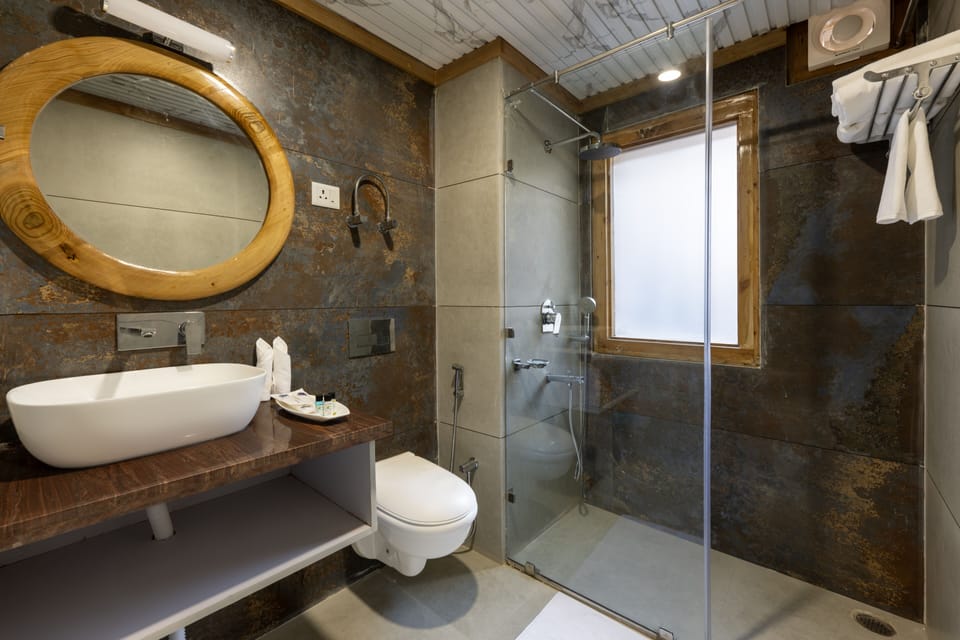 Deluxe Room, Balcony, Mountain View | Bathroom | Shower, free toiletries, bathrobes, towels
