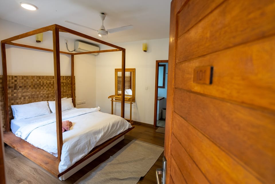 Deluxe Double Room | Desk, iron/ironing board, free WiFi, bed sheets