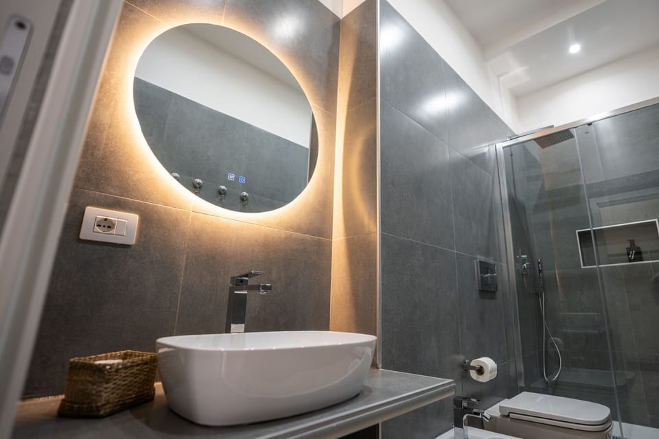 Deluxe Double or Twin Room | Bathroom | Shower, rainfall showerhead, free toiletries, hair dryer