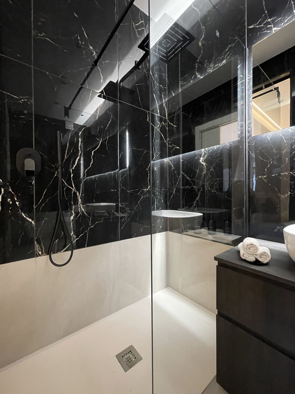 Luxury Room (B) | Bathroom | Shower, rainfall showerhead, free toiletries, hair dryer
