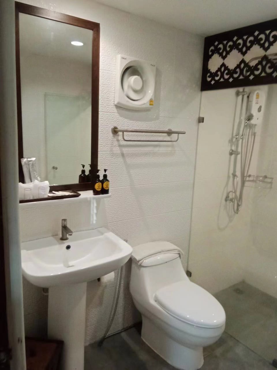 Shower, rainfall showerhead, free toiletries, towels