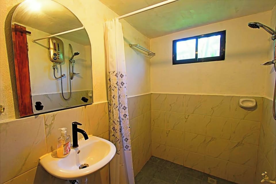 Deluxe Bungalow | Bathroom | Shower, free toiletries, towels