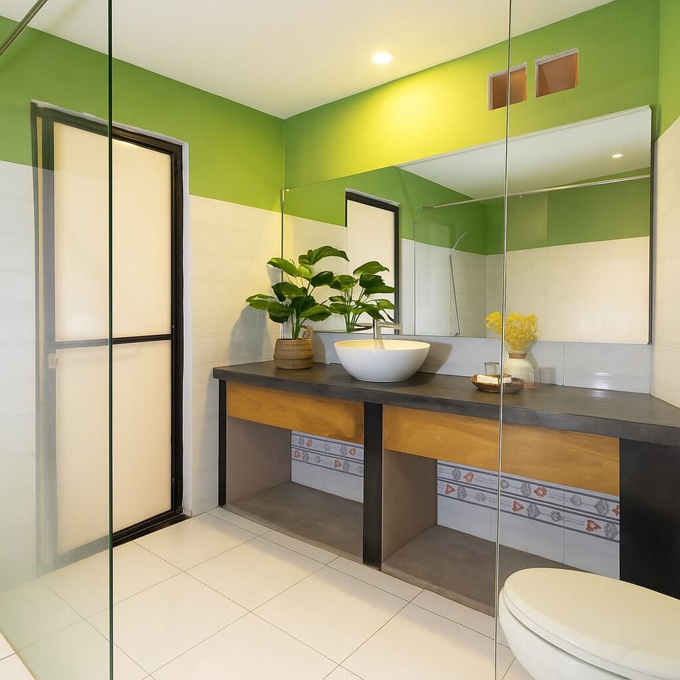 Executive Double Room, 1 Queen Bed | Bathroom | Hydromassage showerhead, free toiletries, hair dryer, bidet