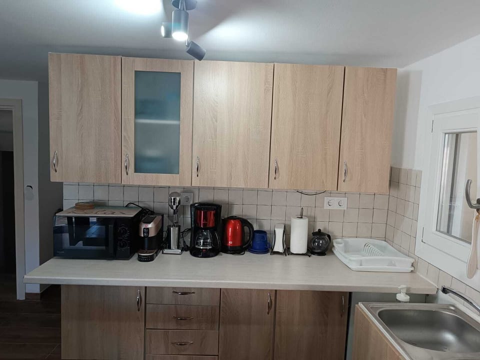 House, 1 Bedroom, Smoking, Patio | Private kitchen