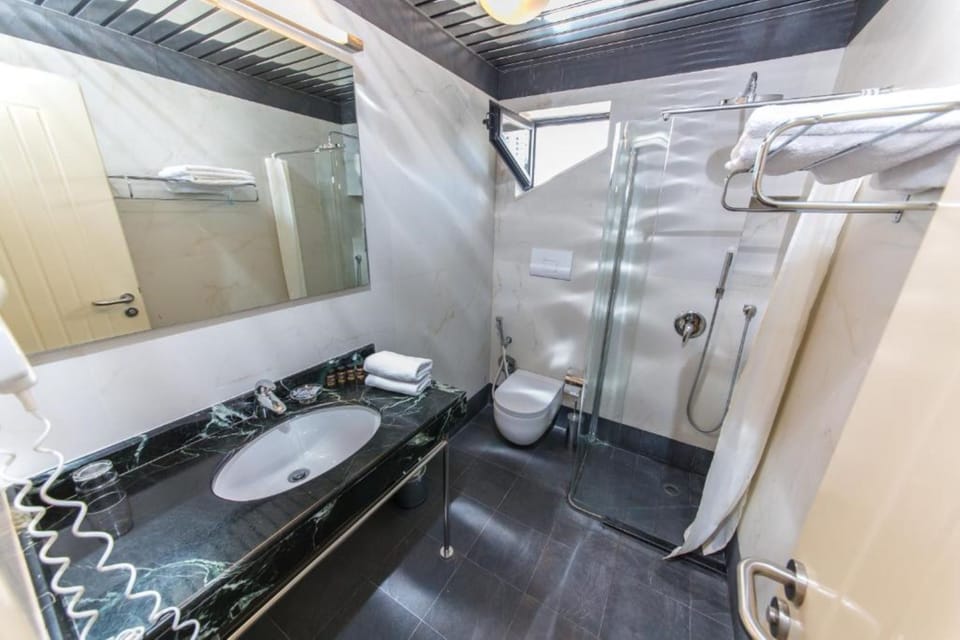 Double or Twin Room with Side Sea view, without balcony | Bathroom | Slippers