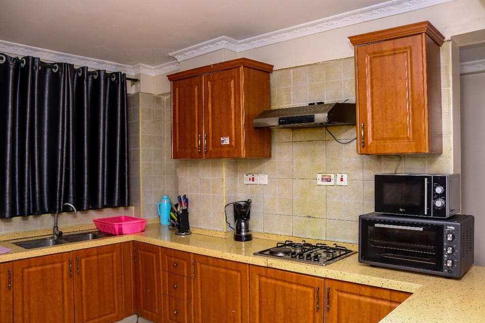Business Apartment | Private kitchen | Fridge, microwave, cookware/dishes/utensils