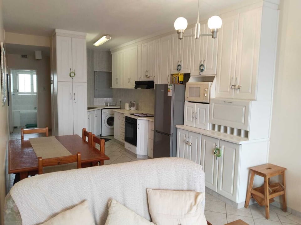 Family Apartment | Private kitchen | Full-size fridge, microwave, oven, electric kettle