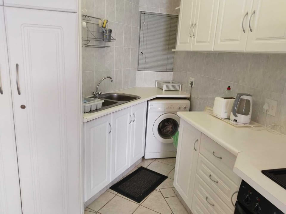 Family Apartment | Private kitchen | Full-size fridge, microwave, oven, electric kettle