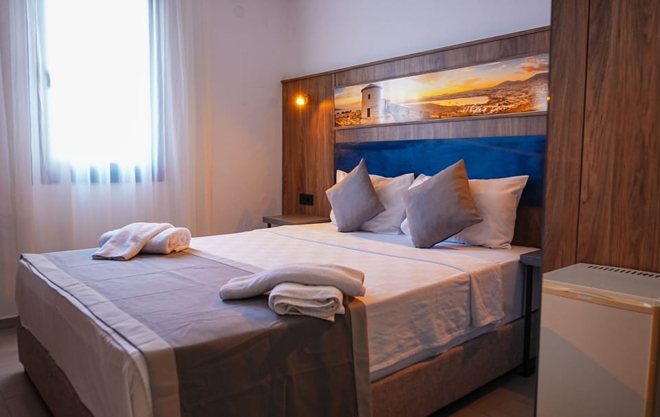 Economy Room | Minibar, in-room safe, desk, laptop workspace