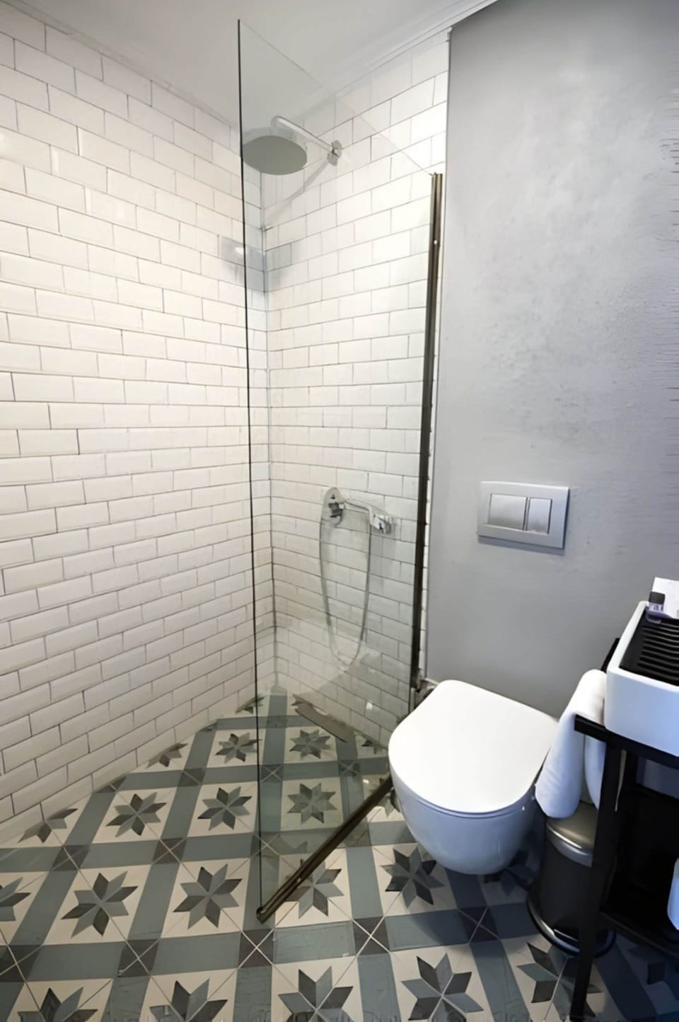 Deluxe Room | Minibar, in-room safe, desk, laptop workspace