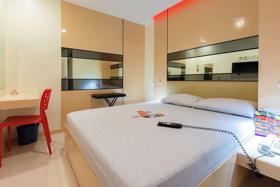 Executive Room, 1 Queen Bed | Free WiFi, bed sheets