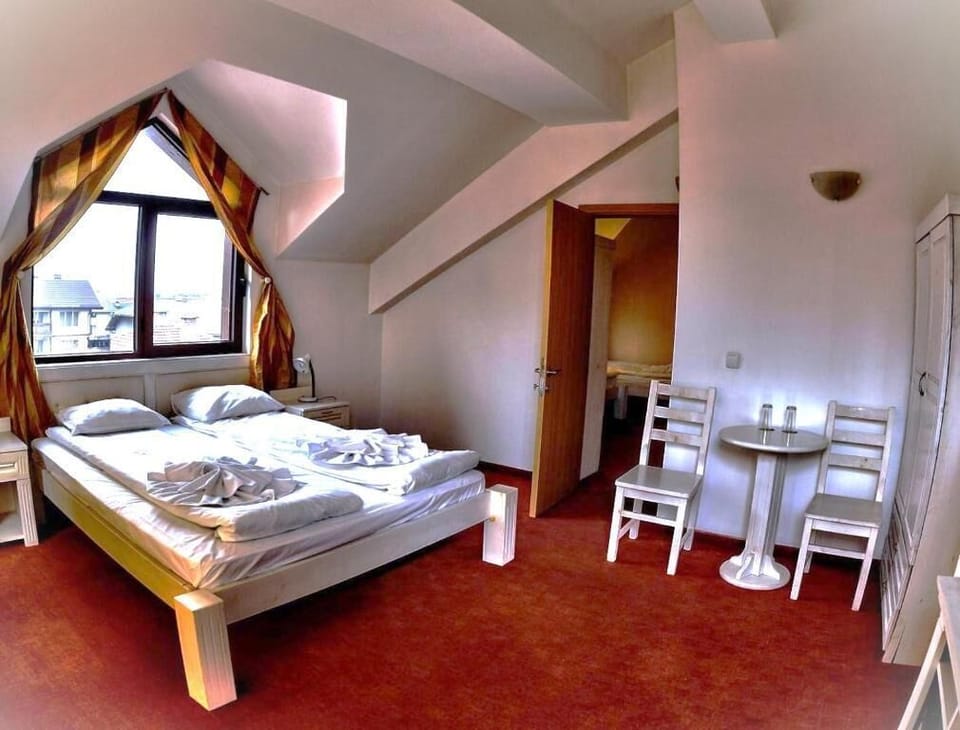 Family Quadruple Room | Minibar, desk, soundproofing, free WiFi